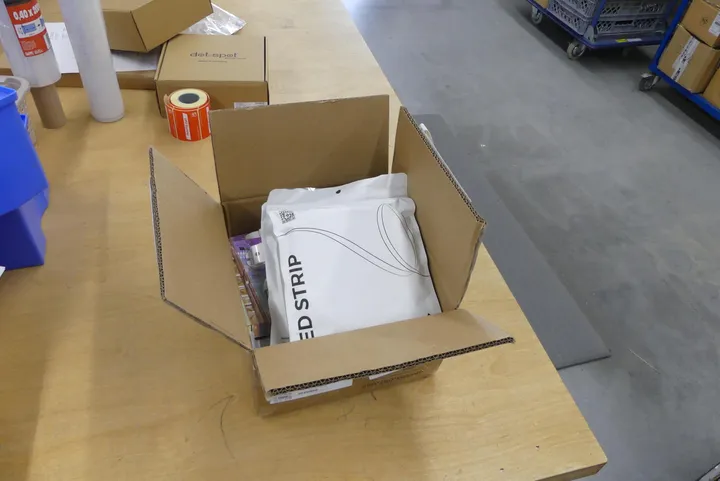Konvolut Leuchten & Elektrozubehör Umfang: 1x Karton mit Inhalt